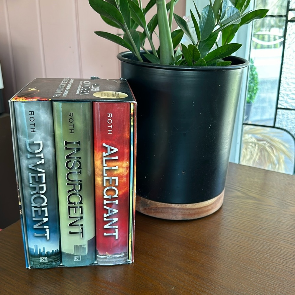 The Divergent Series (3 books + booklet)